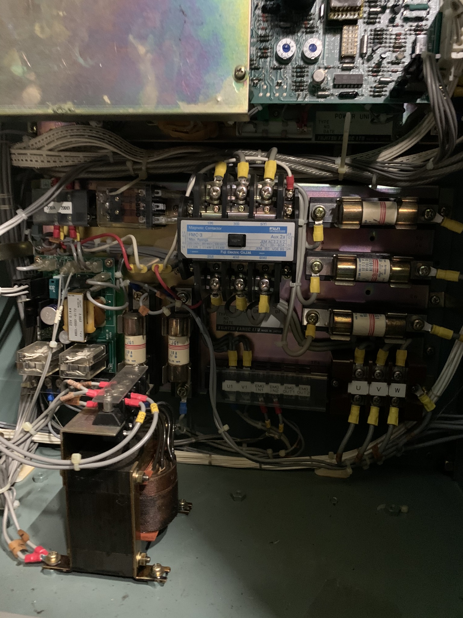 Armoire électrique Fanuc ouverte – diagnostic et dépannage électrotechnique par AC RIS Industrie