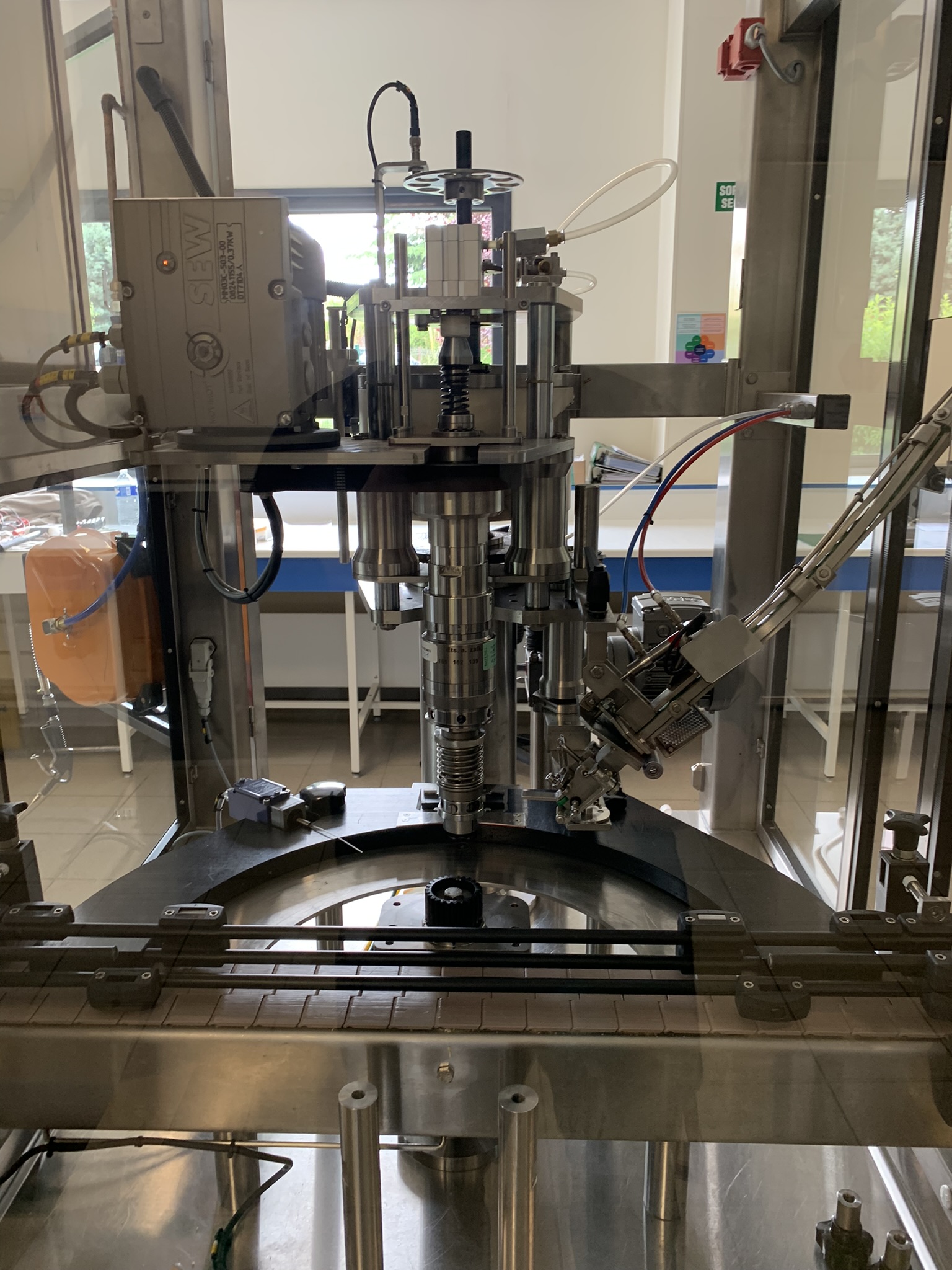 Dépannage machines-outils Val-d'Oise – capsuleuse industrielle avec moteur SEW, maintenance AC RIS Industrie